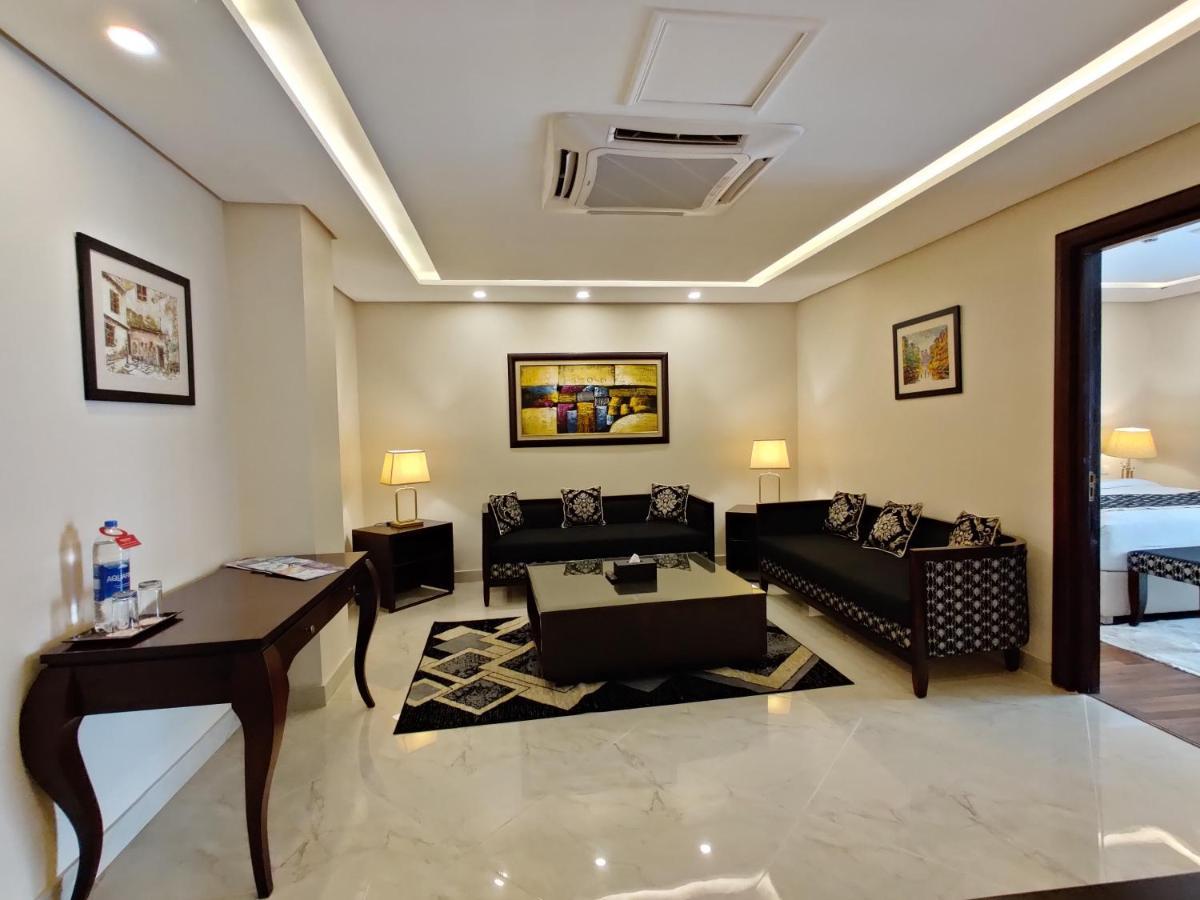Ramada By Wyndham Lahore Gulberg II Exterior foto